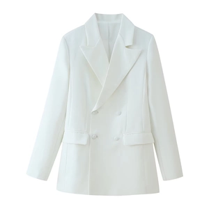 Détail du blazer blanc à double boutonnage avec boutons et poches à rabat symétriques