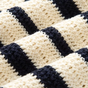Gros plan sur un tissu en maille rayé noir et blanc avec une texture tissée fine