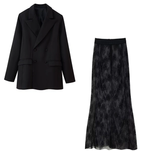 Détail d'un ensemble deux pièces avec blazer croisé et jupe en dentelle noire