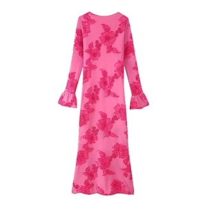 Elegantes rosenpinkes, eng anliegendes langes Kleid mit Blumenstickerei und Glockenärmeln