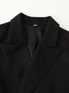 Gros plan détaillé du revers à encoche et des coutures sur un blazer noir pour femme