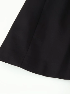 Détail du bord en tissu sergé noir avec coutures précises sur l'ensemble jupe blazer