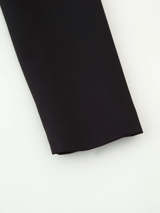 Vue détaillée de la texture du tissu tissé noir et des coutures de poignet invisibles