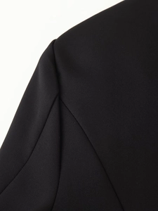 Détail de la couture d'épaule et du tissu tissé sur une veste de blazer noire