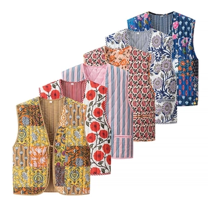 Détails de gilets matelassés avec imprimés floraux et motifs patchwork bohèmes