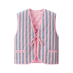 Détail du gilet matelassé à rayures avec liens frontaux et doublure rose