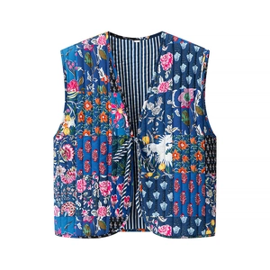 Détail du gilet matelassé en patchwork avec motifs floraux, fermeture à lacets et texture
