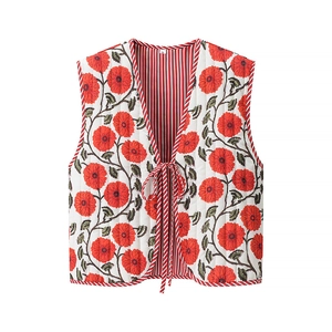 Vue détaillée du gilet matelassé à fleurs avec des fleurs rouges et fermeture à cordon
