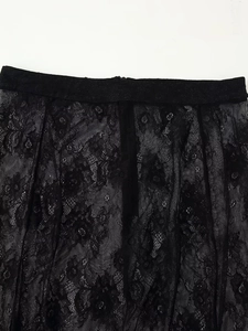 Gros plan sur la jupe en dentelle florale noire avec des motifs ajourés élégants