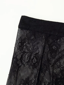 Gros plan sur le tissu en dentelle florale noire et la taille élastique d'une jupe chic