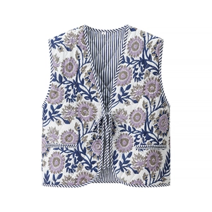 Gros plan du gilet fleuri matelassé avec lacets frontaux et doublure à rayures bleues