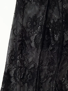 Gros plan sur la dentelle florale noire avec des broderies complexes et une maille fine