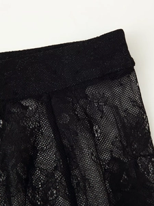 Détail de la jupe en dentelle noire montrant la taille élastique avec finition pailletée argent