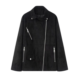 Détail du blouson moto noir en suédine avec fermetures éclair argentées et revers