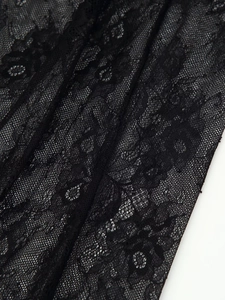 Vue macro détaillée du tissu en dentelle noire avec des motifs de broderie florale