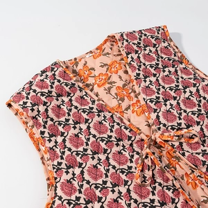 Détail du gilet matelassé à fleurs montrant l'étiquette S et les motifs de cachemire