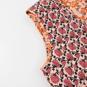 Détail du gilet matelassé à fleurs avec surpiqûres en losanges et doublure contrastée