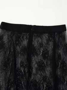 Gros plan détaillé d'une jupe en dentelle noire avec motifs floraux et une fermeture éclair invisible