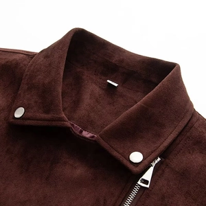 Détail de veste en daim marron avec col à revers, fermeture éclair et étiquette XXL