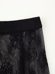 Gros plan détaillé sur la dentelle florale noire avec une bande de taille extensible