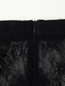 Vue macro détaillée de la dentelle florale et de la fermeture éclair invisible de la jupe noire