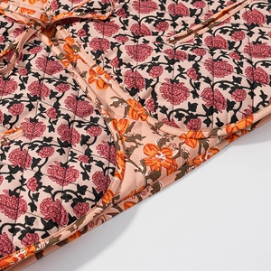 Gros plan détaillé du gilet matelassé à fleurs roses avec fermeture à nouer rétro