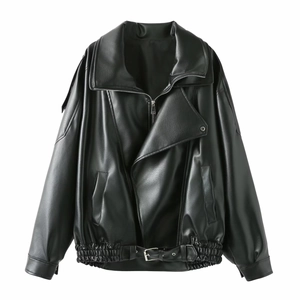 Détail d'un blouson biker oversize en similicuir noir avec revers et boucle de ceinture