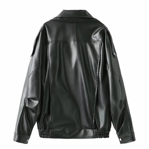 Vue arrière d'une veste en similicuir noir montrant la coupe ample et l'ourlet élastique