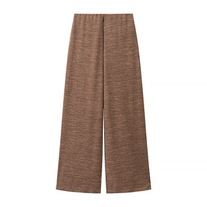 Detail einer hoch taillierten weiten Hose aus kaffeebraunem meliertem Strickstoff
