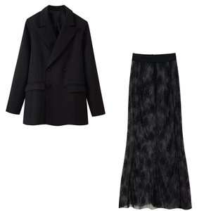 Ensemble chic pour femme avec blazer noir à double boutonnage et jupe longue en dentelle