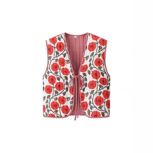 Gilet matelassé pour femmes avec imprimé floral rouge tropical et nœuds à nouer