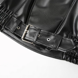 Veste en similicuir noir pour femme avec ceinture ajustable et boucles argentées