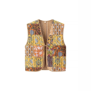Gilet matelassé bohème avec imprimé floral patchwork coloré et lien à nouer