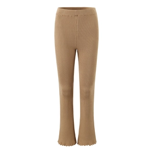 Dettaglio dei pantaloni in maglia color cammello a zampa con vita elastica e bordi a volant