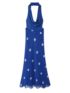 Détail de la robe midi à pois avec col licou et ourlet en mousseline à volants