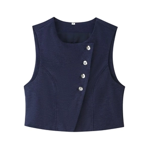 Détail de la veste bleu marine montrant des boutons asymétriques et la texture du tissu