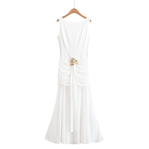Elegant sleeveless white dress with pleated waist and gold floral buckle decoration