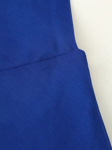 Détail de la robe à pois bleu marine montrant la texture fine et les coutures de qualité