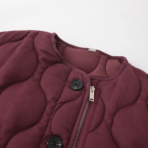 Vintage bordeauxrote Steppjacke mit Rundhalsausschnitt und Wellensteppung