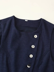 Détail du gilet bleu marine à col rond avec tissu en sergé et boutons irisés