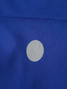 Détail macro de l'imprimé à pois sur tissu bleu avec des coutures de haute qualité