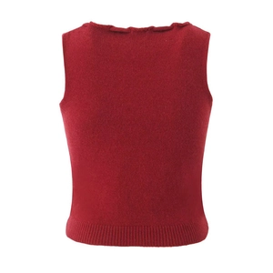 Detailansicht der roten ärmellosen Strickweste mit Rüschenhals und geripptem Saum