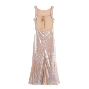 Détail du dos nu en U profond de la robe à paillettes dorée avec nœud au cou et zip