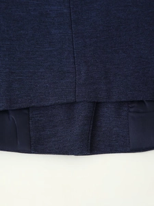 Vue détaillée de la fente arrière et des coutures sur le gilet bleu marine avec doublure