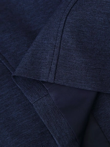 Gros plan sur le tissu bleu marine haut de gamme avec tissage sergé et coutures de doublure