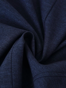 Vue macro d'un tissu sergé bleu marine de qualité montrant la texture du tissage