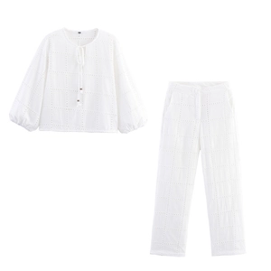 Completo bianco due pezzi con top ricamato traforato a maniche lunghe e pantaloni dritti