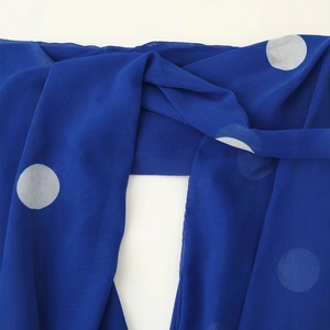 Robe midi bleu marine à pois blancs avec licou, style rétro et tissu léger d'été