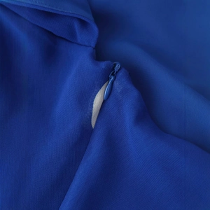 Robe midi à pois avec fermeture éclair invisible sur tissu en mousseline bleu marine