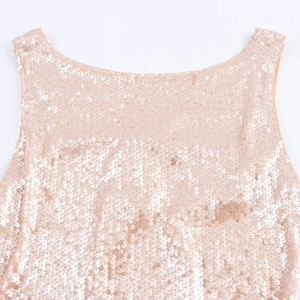 Robe à paillettes roses dos nu avec col rond pour une soirée de fête glamour